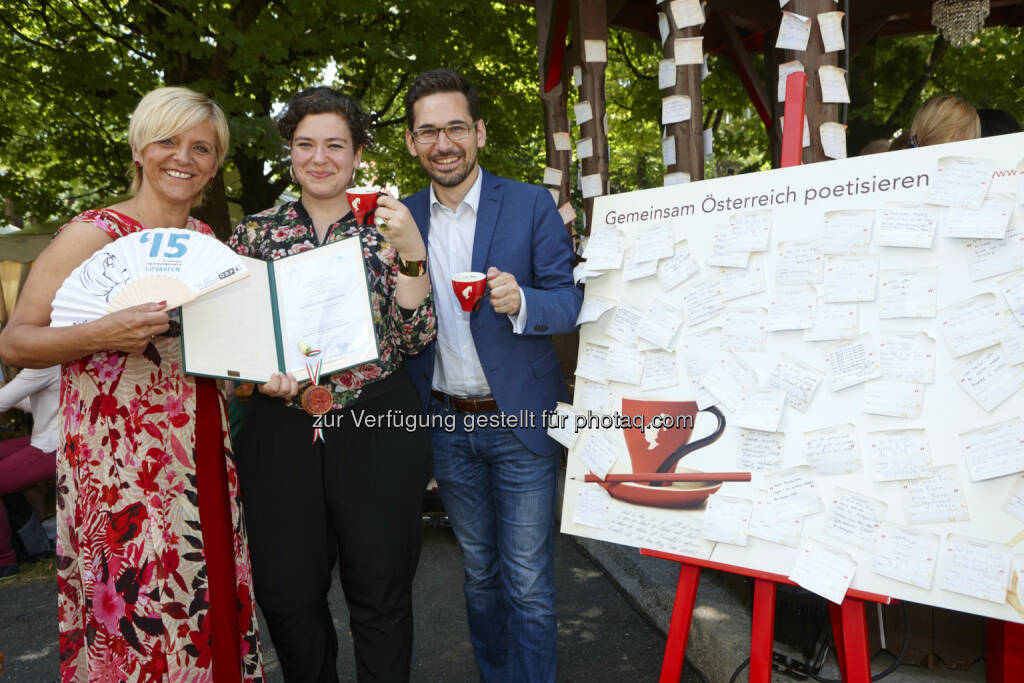 ORF Kärnten Landesdirektorin Karin Bernhard mit Bachmann Preisträgerin Nora Gombringer und Jürgen Ellensohn, Julius Meinl Kaffee: Julius Meinl Austria GmbH: Traditionsröster poetisiert. Alltagspoeten & Bachmann Preis Gewinnerin © Julius Meinl Kaffee/Johannes Puch
, © Aussendung (09.07.2015) 