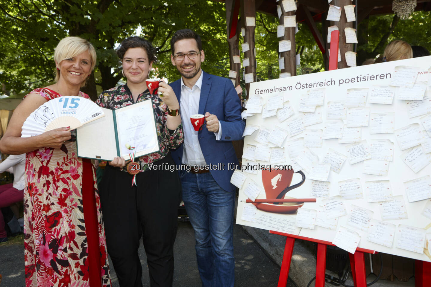 ORF Kärnten Landesdirektorin Karin Bernhard mit Bachmann Preisträgerin Nora Gombringer und Jürgen Ellensohn, Julius Meinl Kaffee: Julius Meinl Austria GmbH: Traditionsröster poetisiert. Alltagspoeten & Bachmann Preis Gewinnerin © Julius Meinl Kaffee/Johannes Puch
