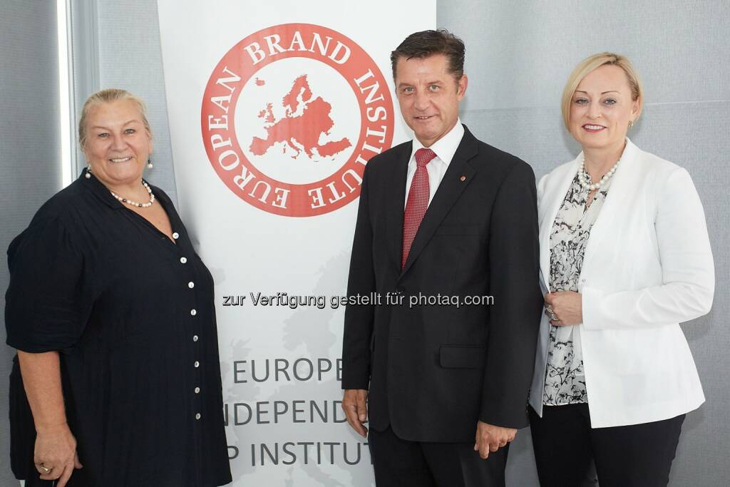 Roswitha Hasslinger, Geschäftsführerin Hasslinger Consulting, Gerhard Hrebicek, Herausgeber eurobrand 2015, Vorstand European Brand Institute und Kristin Hanusch-Linser, Vizepräsidentin IAA Austrian Chapter, Head of Marketing, Communications and Public Affairs, ÖBB HoldingEuropean Brand Institute GmbH: Österreich baut auf „altbewährte“ Markenunternehmen. Österreichs TOP 10 Markenunternehmen sind: 1. Red Bull, 2. Swarovski Gruppe, 3. Novomatic Group of Companies, 4. Spar Österreich Gruppe, 5. Raiffeisen Bankengruppe, 6. ÖBB Gruppe, 7. Erste Bank Gruppe, 8. OMV, 9. Vienna Insurance Group und 10. XXXLutz Gruppe und sind insgesamt mehr als EUR 31,7 Mrd. wert. © European Brand Institute/APA-Fotoservice/Preiss
, © Aussender (09.07.2015)