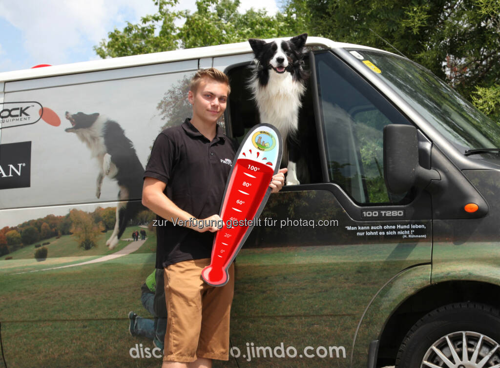 Lukas Pratschker, sein Hund  Falco :  Aktion Verein Pfotenhilfe: Sommerzeit: Hunde nicht im Auto warten lassen! © Sonja Müllner/Verein Pfotenhilfe
, © Aussender (14.07.2015) 