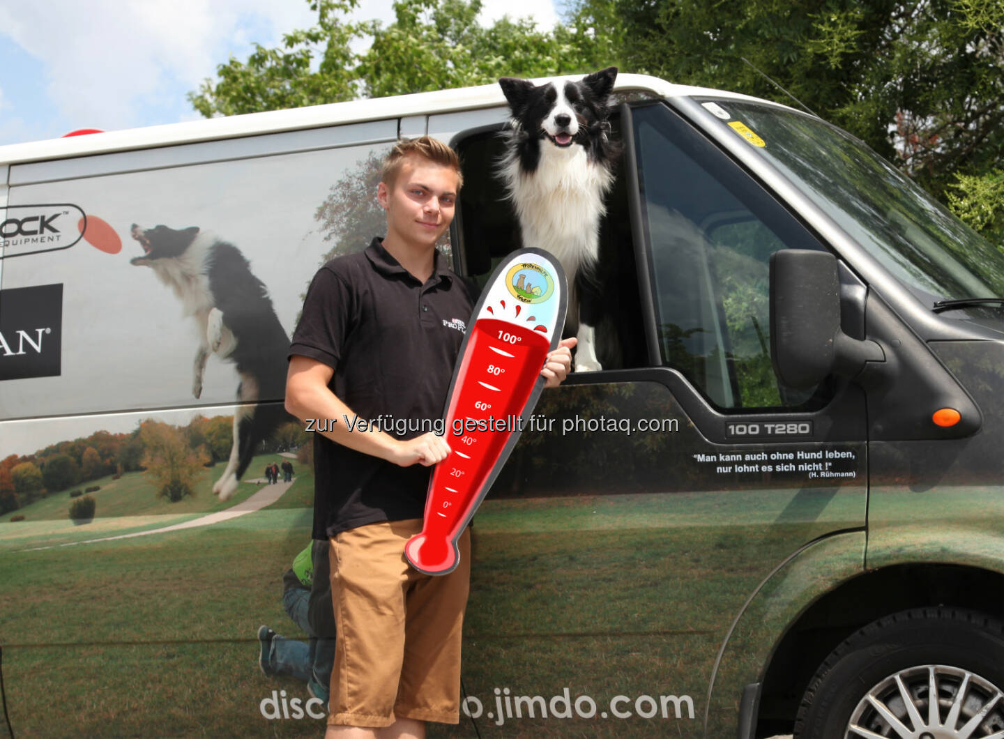 Lukas Pratschker, sein Hund  Falco :  Aktion Verein Pfotenhilfe: Sommerzeit: Hunde nicht im Auto warten lassen! © Sonja Müllner/Verein Pfotenhilfe
