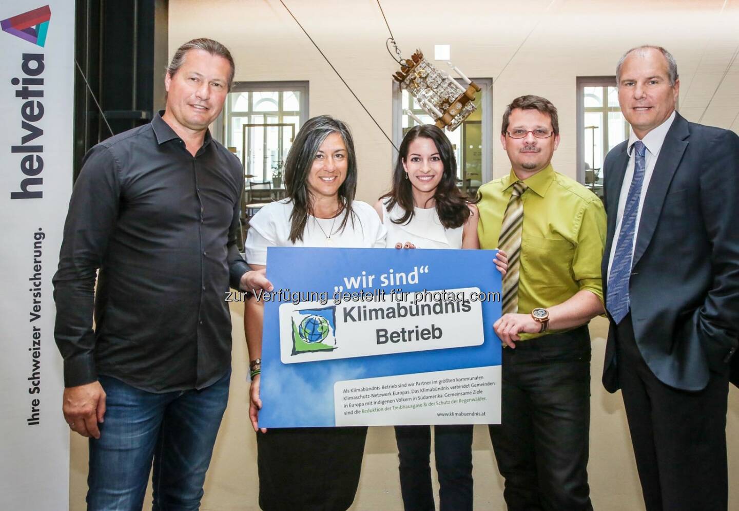 Peter Molnar, Geschäftsführer Klimabündnis, Vizebürgermeisterin Maria Vassilakou, Bianca Herzog, Helvetia Corporate Responsibility, Gerald Sabath, Helvetia Facility Management und Otmar Bodner, Generaldirektor der Helvetia Versicherungen AG: Grüne Auszeichnung für helvetia. Credit: Fürthner/pid 