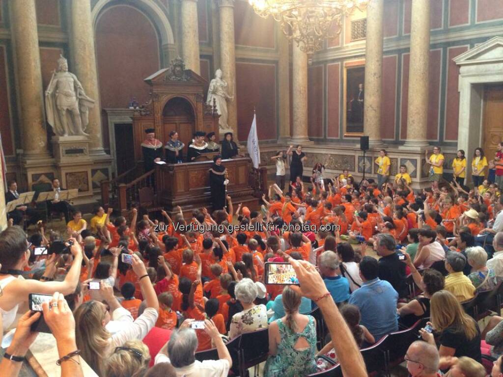 So viele fleißige Mini-StudentInnen - das war die Kinderuni 2015 mit unserem Sparefroh :-) Toll war sie, die KinderuniWien 2015. Heute der krönende Abschluss mit der Sponsion. Schön, dass ich dabei sein durfte! Source: http://facebook.com/erstebank (19.07.2015)
