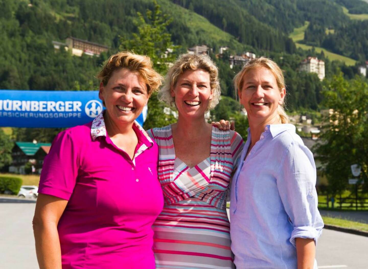 Nürnberger Gastein Ladies: Slalom-Olympiasiegerin Petra Kronberger (Mitte) ist bereits angekommen und genießt mit Turnierbotschafterin Judith Wiesner-Floimair (links) und Turnierdirektorin Sandra Reichel (rechts) die Sonne auf der Terrasse des Fünf-Sterne-Hotels Europäischer Hof.