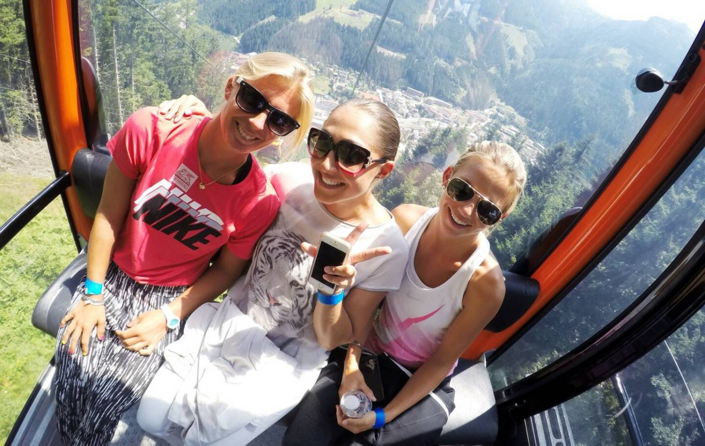 Sandra Klemenschits, Tamira Paszek und Barbara Haas in der Gondel auf dem Weg zur Hauptauslosung auf dem Stubnerkogel