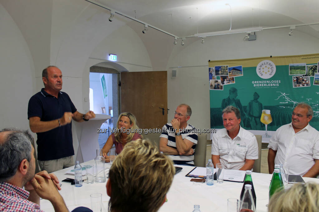 Werner Pürmayer (Mühlviertel Marken GmbH), Sigrid Walch (GF Mühlviertel Marken GmbH), Siegfried Thumfart (Verein Mühlviertler Wirtshauskultur), Ewald Pöschko (GF Braucommune Freistadt), Karl Steinbeiß (GF Tourismusverband Mühlviertler Kernland) : Projektpräsentation der BierWeltRegion in Freistadt : Fotograf: Andrea Stiendl/Fotocredit: Mühlviertel Marken GmbH, © Aussender (22.07.2015) 