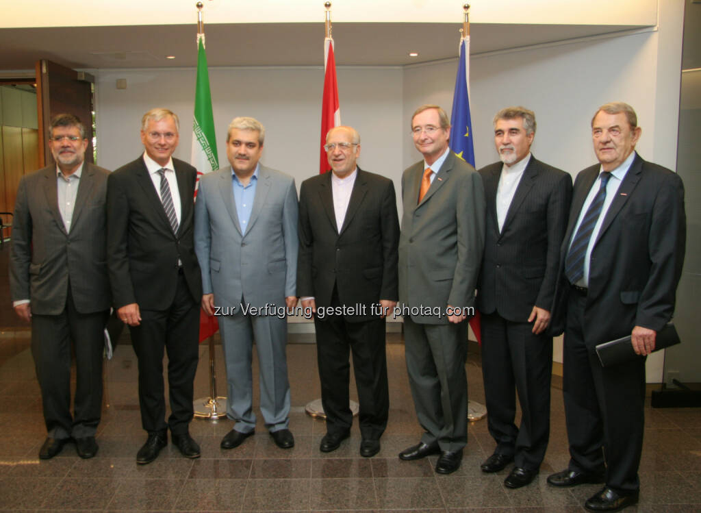 Mojtaba Khosrowtaj (Industrie-Vizeminister), BM Alois Stöger, Sorena Sattari (Vizepräsident für Wissenschaft und Technologie), Mohammad R. Nematzadeh (Industrieminister), Christoph Leitl (WKÖ-Präsident), Hassan Tajik (Botschafter), Richard Schenz (WKÖ-Vizepräsident) : EU–Iran Conference : Nicht Neubeginn, sondern Weiterentwicklung der Beziehungen unter besseren Bedingungen : © WKÖ, © Aussender (23.07.2015) 