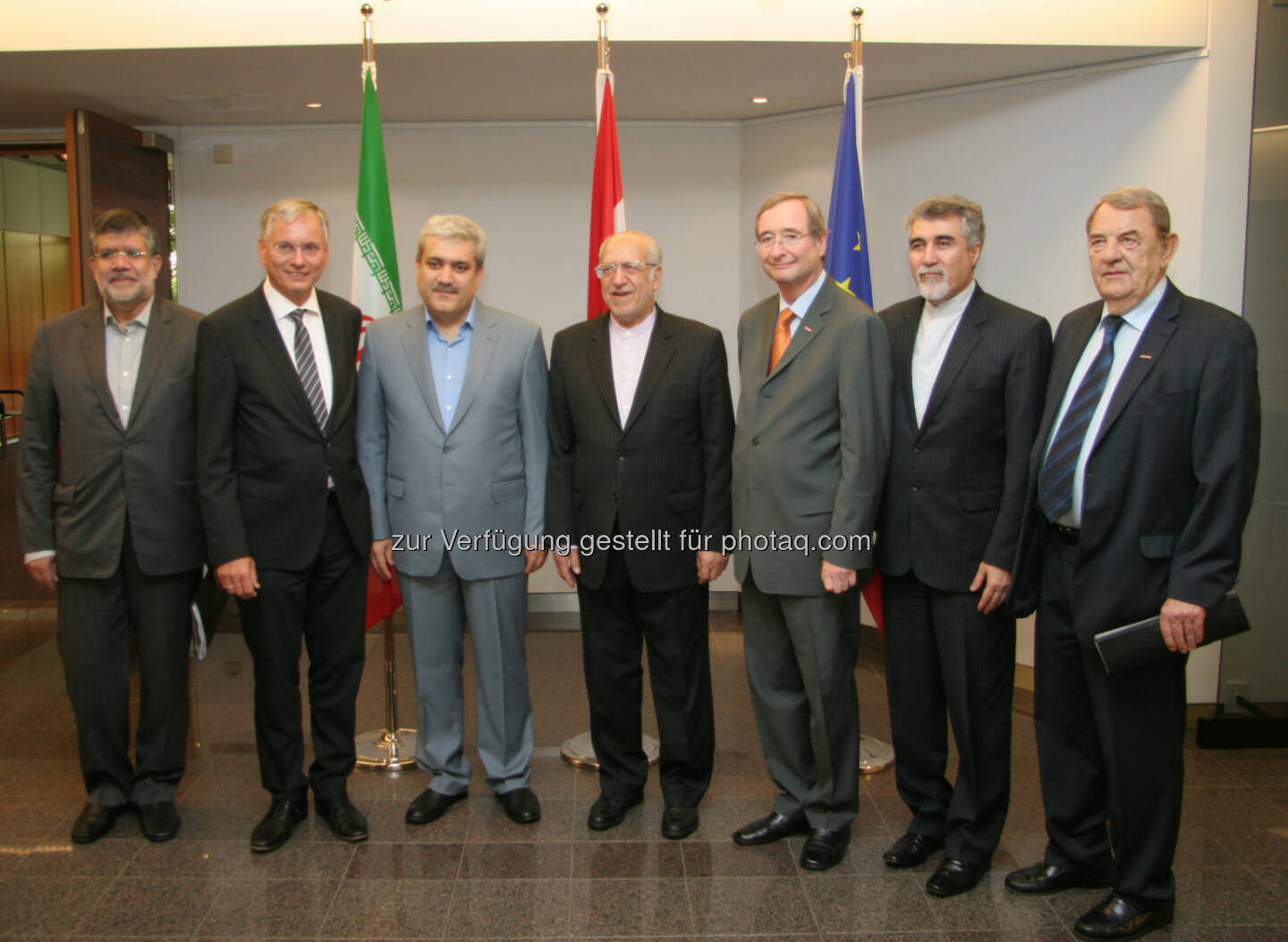 Mojtaba Khosrowtaj (Industrie-Vizeminister), BM Alois Stöger, Sorena Sattari (Vizepräsident für Wissenschaft und Technologie), Mohammad R. Nematzadeh (Industrieminister), Christoph Leitl (WKÖ-Präsident), Hassan Tajik (Botschafter), Richard Schenz (WKÖ-Vizepräsident) : EU–Iran Conference : Nicht Neubeginn, sondern Weiterentwicklung der Beziehungen unter besseren Bedingungen : © WKÖ