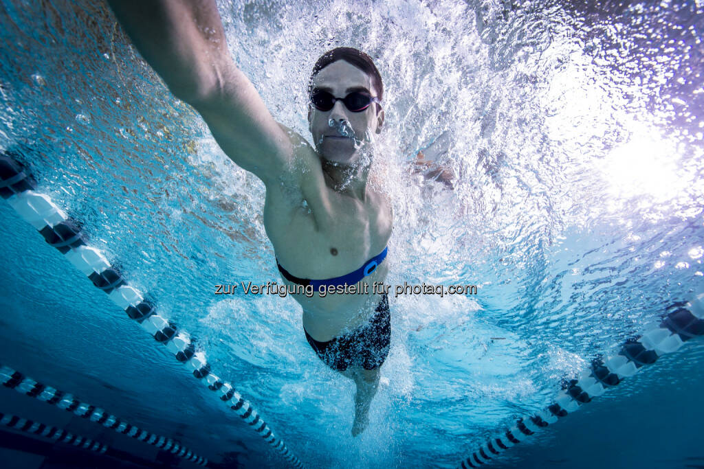 Herzfrequenzmessung unter Wasser :  Neue Brustgurte von Garmin versprechen auch für Schwimmer und Triathleten verwertbare Informationen über die Leistung im Wasser : Fotocredit: Garmin, © Aussendung (23.07.2015) 