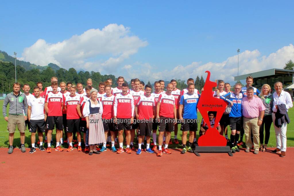 Signe Reisch, Präsidentin Kitzbühel Tourismus (Mitte) und Gerhard Walter, Direktor Kitzbühel Tourismus (re.) freuen sich über den sportlichen Besuch in Kitzbühel. Der 1. FC Köln beehrt im Rahmen seines Trainingslagers eine Woche lang die Gamsstadt : © Kitzbühel Tourismus, © Aussendung (24.07.2015) 