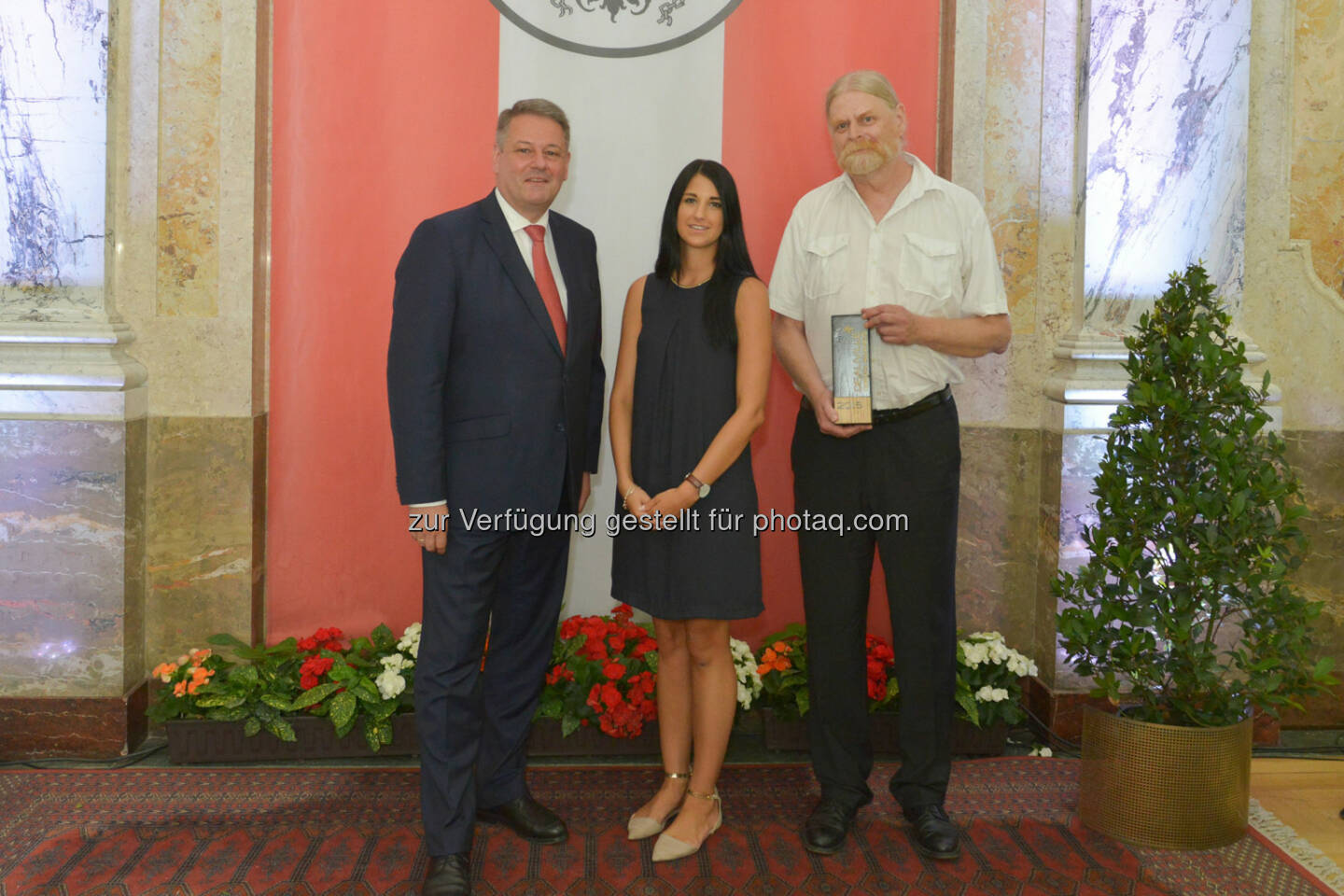 Andrä Rupprechter (BM), Heike Hergovich (Burgenland Tourismus), Werner Müller (Filmproduzent) :  Bei den Deauville Green Awards erhielt der Naturfilm „Vielfalt zwischen Alpen und Puszta – Die Naturparke Burgenlands“ die Silber-Trophäe in der Kategorie Unternehmensfilm: Ökotourismus und verantwortungsvolles Reisen  :  ©  bmlfuw
