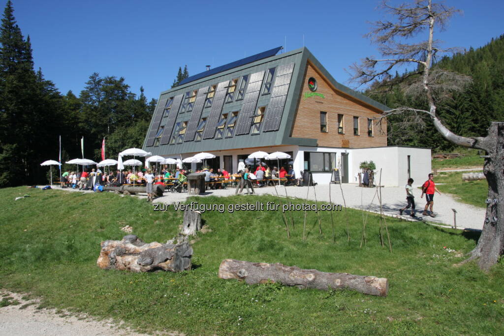 Naturfreundehaus auf der Knofeleben : .Junge Dialektmusik gepaart mit regionaler Küche bildet in der Veranstaltungsreihe „Dialekt schmeckt – am Berg“ vom 1. August bis 6. September eine Symbiose. Schauplätze des Festivals Dialekt schmeckt - am Berg! sind ausgewählte Almhütten und Berggasthäuser der Wiener Alpen : © Knofeleben
, © Aussender (29.07.2015) 