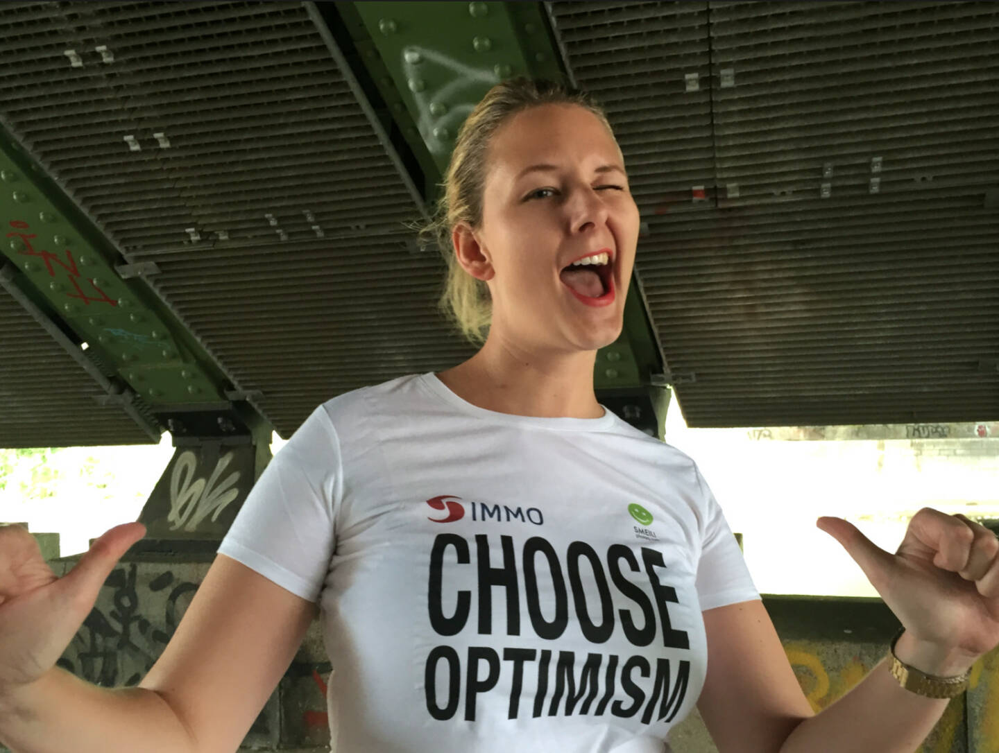 Yes Julia Pleschke, smoonr, Choose Optimism, Shirt in der S Immo / Smeil-Edition