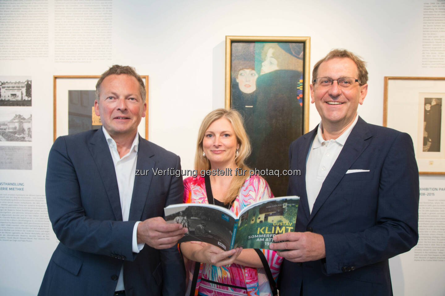 Peter Weinhäupl (Klimt-Foundation), Sandra Tretter (Klimt-Foundation), Christian Strasser (MQ Wien): Verabschiedung  des Klimt-Originals Die Schwestern (Freundinnen I) nach fünfwöchiger Präsenz im Rahmen einer Finissage am 2.8.2015 : Parallel dazu Vorstellung der Sitzmöbel des Wiener MuseumsQuartiers in der Marina Schörfling. Fotograf: Neumayr/mmv Fotocredit: Gustav Klimt / Wien 1900-Privatstiftung/apa-fs.neumayr