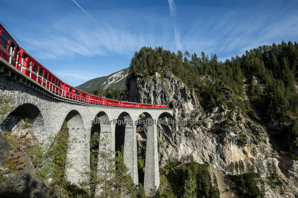 Rhätische Bahn : Unesco Welterbe : Die Albula- und Berninastrecke ist in Sachen Bautechnik und Linienführung eine Meisterleistung. Seit Juli ist die Bahnfahrt mit dem Unesco Welterbe Pass zu entdecken :  Fotograf: Andrea Badrutt / Fotocredit: Rhätische Bahn AG, © Aussender (04.08.2015) 