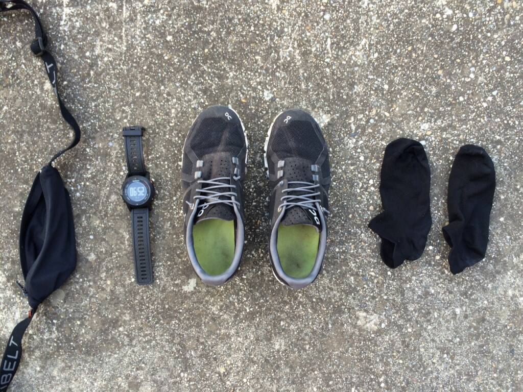 Schuhe, Uhr, Socken, Laufsachen, schwarz, © Martina Draper (05.08.2015) 