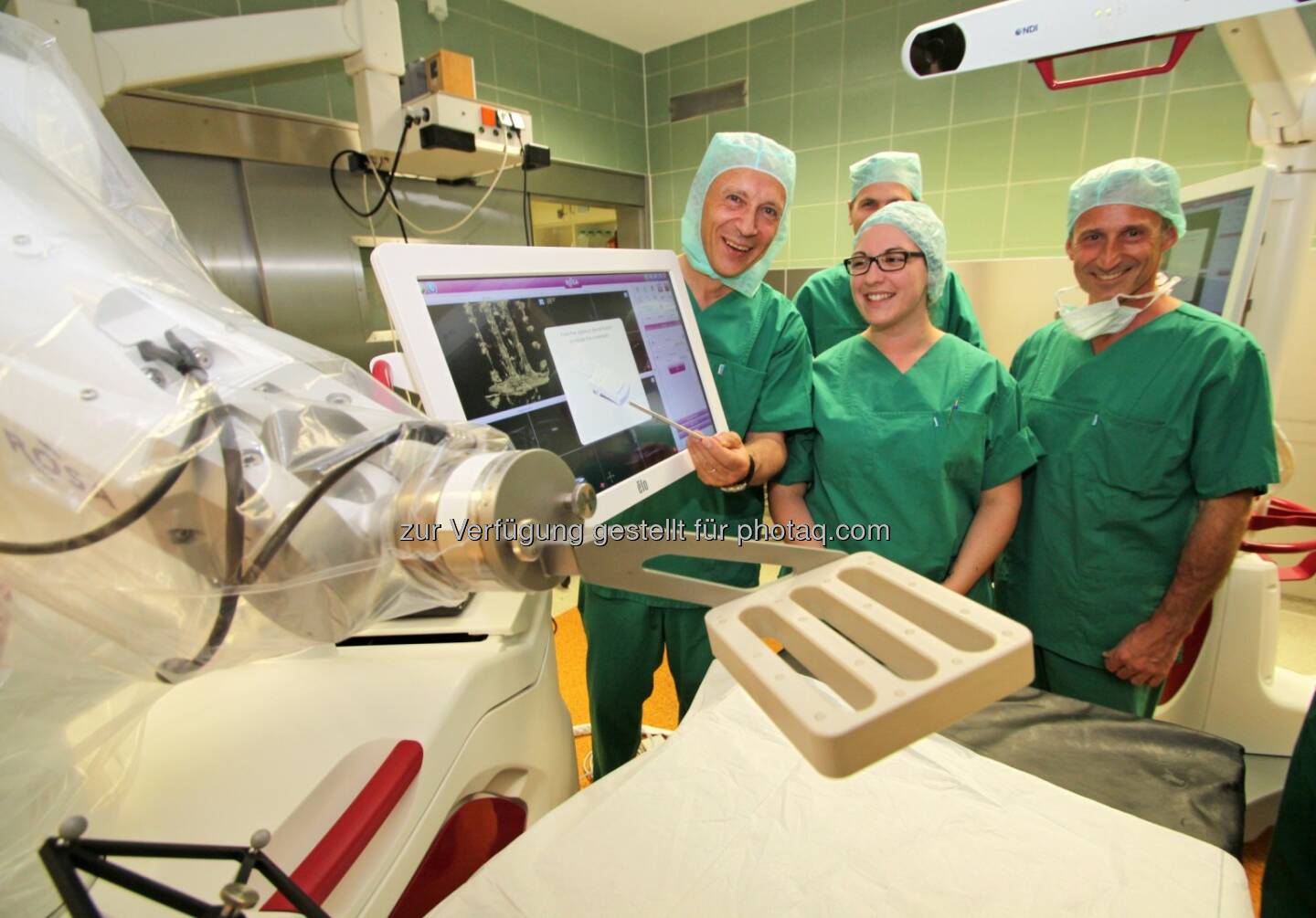 Team der Wirbelsäulenchirurgie Osnabrück : Mit Rosa in die Zukunft der Medizin : Das Zentrum für Wirbelsäulenchirurgie des Klinikums Osnabrück hat erstmals in Deutschland einen Rosa-Operationsroboter in Betrieb genommen, der die Mediziner bei Eingriffen an der Wirbelsäule unterstützt :  © obs/Klinikum Osnabrück/Silvia Kerst