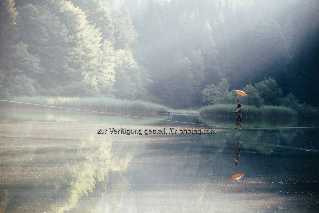 Christian Waldner : Alpbachtal Seenland Tourismus : Waterline-Spektakel am Berglsteiner See : Vom 12. bis 16. August wagen sich Akrobaten auf bis zu 130 Meter langen Slacklines über das Wasser - Balanceakt für Profis und Anfänger : © Flo Smith , © Aussendung (11.08.2015) 