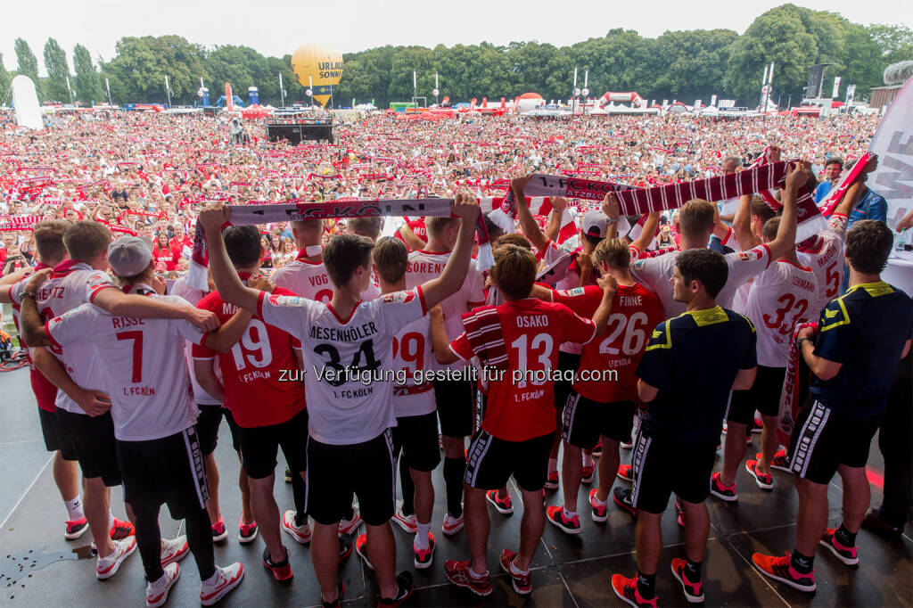 Das Burgenland und 40.000 Fans feiern den 1. FC Köln bei Saisoneröffnung :  Burgenland Tourismus wirbt in Köln :  © Thomas Fähnrich, © Aussender (12.08.2015) 