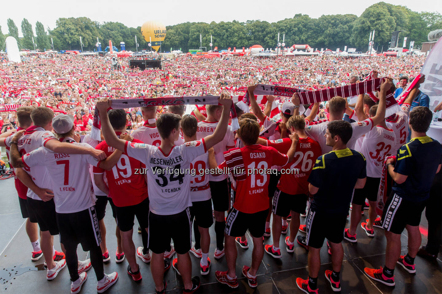 Das Burgenland und 40.000 Fans feiern den 1. FC Köln bei Saisoneröffnung :  Burgenland Tourismus wirbt in Köln :  © Thomas Fähnrich