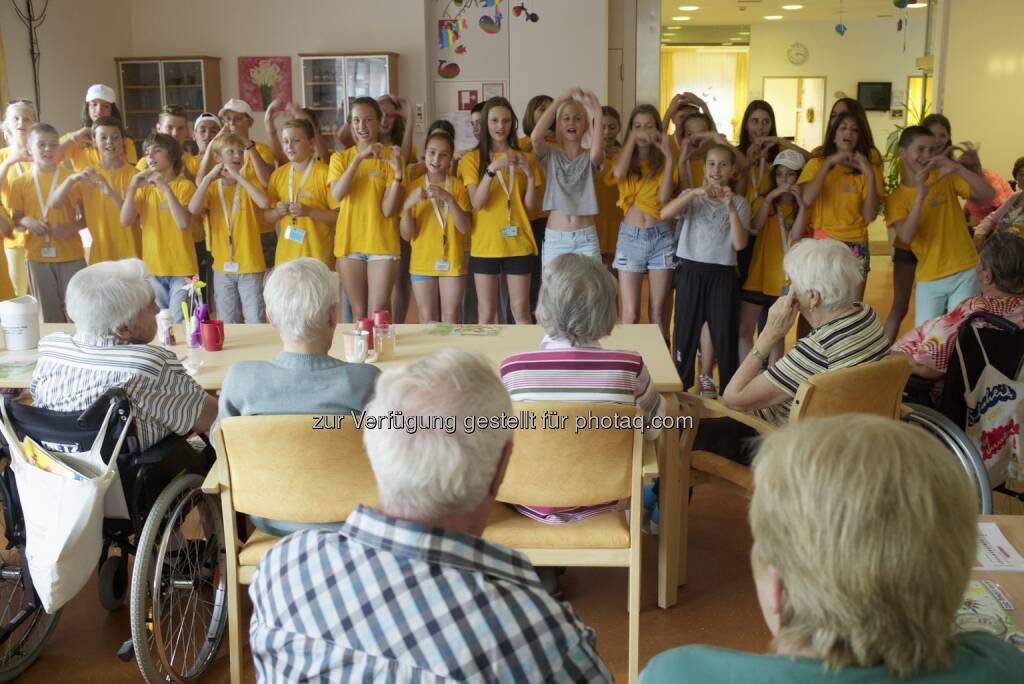 VIG Kids Camp 2015: Kinder aus 22 Nationen singen und tanzen für österreichische Seniorinnen und Senioren : 2015 veranstaltete der Wiener Städtische Versicherungsverein, Hauptaktionär der Vienna Insurance Group, zum sechsten Mal das VIG Kids Camp. Neben 14 Tagen Spiel und Spaß - von Wanderungen, Entdeckungsreisen zu Salz- und Tropfsteinhöhlen, sportlichen Herausforderungen und Sightseeing in Wien und Salzburg - setzt der Wiener Städtische Versicherungsverein auch auf soziales Engagement und generationenübergreifende Begegnungen : © Fotograf: Robert Newald/Fotocredit: Wiener Städtischer Versicherungsverein/Robert Newald, © Aussender (12.08.2015) 