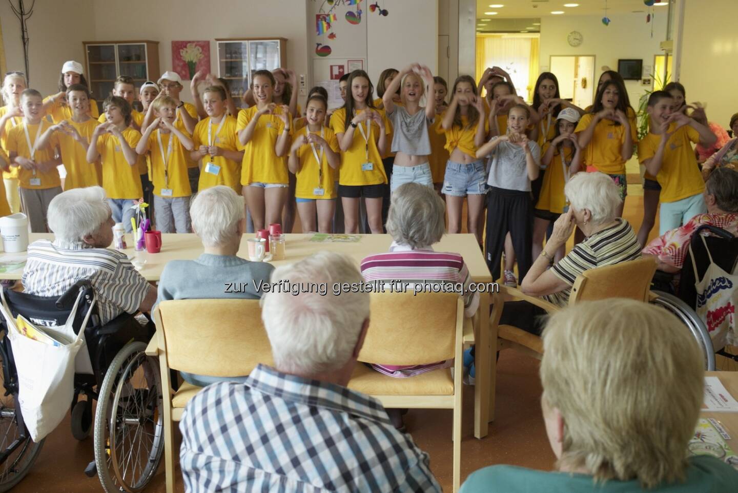 VIG Kids Camp 2015: Kinder aus 22 Nationen singen und tanzen für österreichische Seniorinnen und Senioren : 2015 veranstaltete der Wiener Städtische Versicherungsverein, Hauptaktionär der Vienna Insurance Group, zum sechsten Mal das VIG Kids Camp. Neben 14 Tagen Spiel und Spaß - von Wanderungen, Entdeckungsreisen zu Salz- und Tropfsteinhöhlen, sportlichen Herausforderungen und Sightseeing in Wien und Salzburg - setzt der Wiener Städtische Versicherungsverein auch auf soziales Engagement und generationenübergreifende Begegnungen : © Fotograf: Robert Newald/Fotocredit: Wiener Städtischer Versicherungsverein/Robert Newald