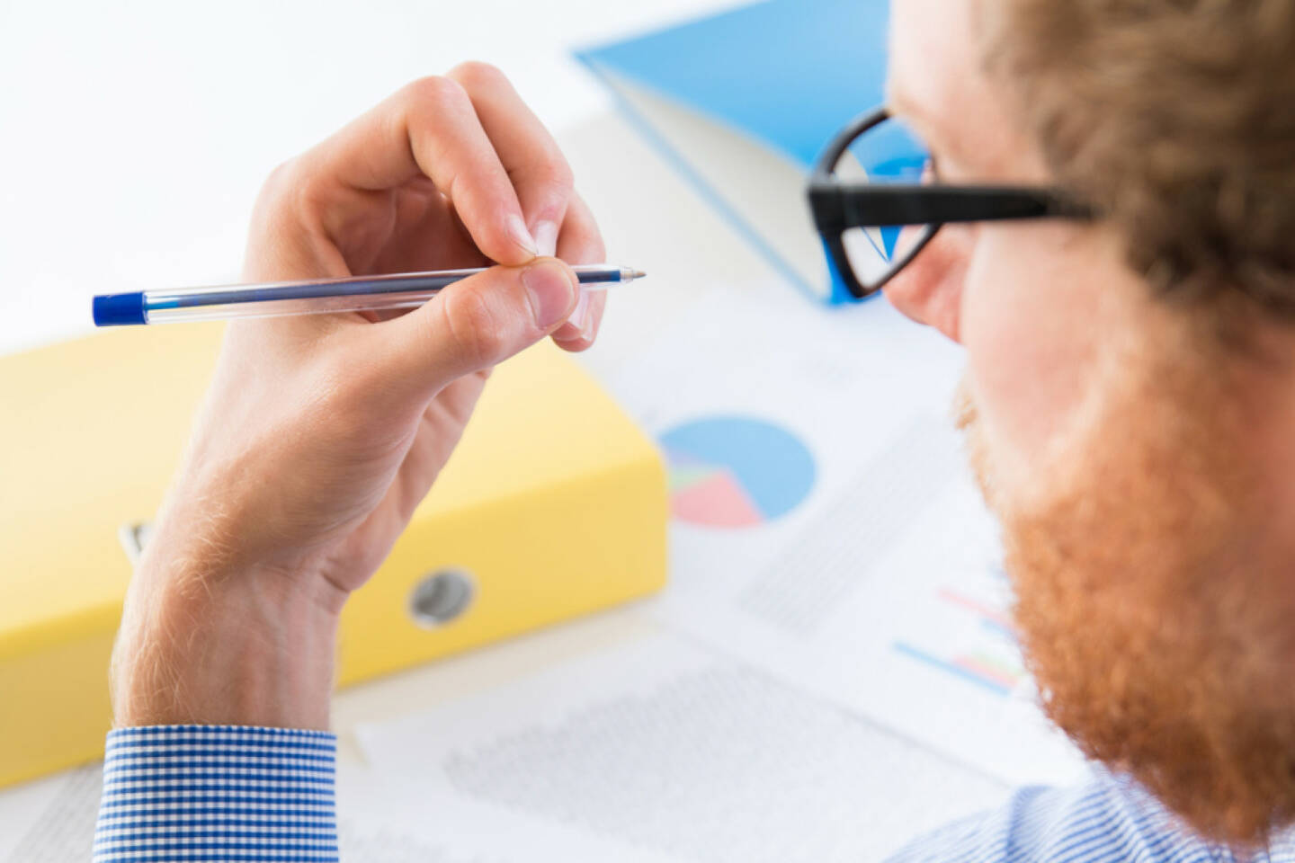 Linkshänder, links, schreiben, http://www.shutterstock.com/de/pic-247188547/stock-photo-man-holding-a-pen-with-his-left-hand-office.html