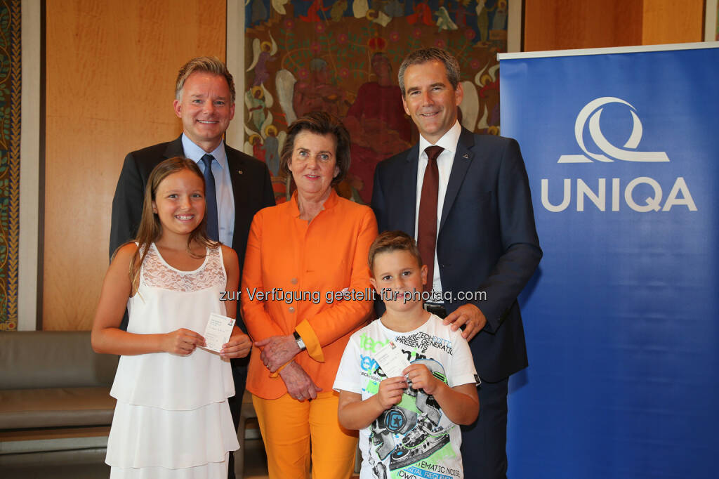 Peter Humer (VD Sbg. Landes-Versicherung), Elisa (11), Helga Rabl-Stadler (Präs. Salzburger Festspiele), Julian (7), Hartwig Löger (Vst.Vors. Uniqa Öst.), 13.08.2015 : Wenn Kunst Spaß macht: Uniqa Österreich ermöglicht das Kinder- und Jugendprogramm der Salzburger Festspiele : Barbier von Sevilla für Kinder : © Franz Neumayr/SB, © Aussendung (14.08.2015) 