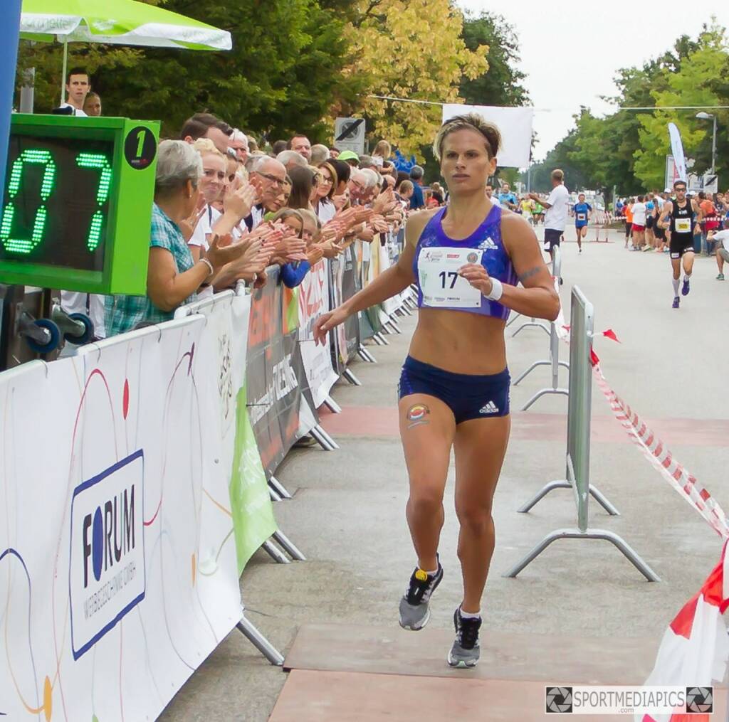 Elisabeth Niedereder gewinnt den Marchtrenker Stadtgrandprix im 1 Meilen Rennen in 5.07 min (C) Manfred Binder) (15.08.2015) 