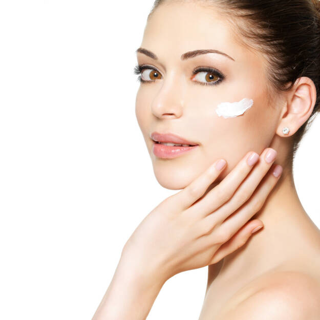 Kosmetik, Hautpflege, schminken, junge Frau http://www.shutterstock.com/de/pic-151726652/stock-photo-young-woman-with-cosmetic-cream-on-a-clean-fresh-face-skin-care-concept.html, © www.shutterstock.com (17.08.2015) 
