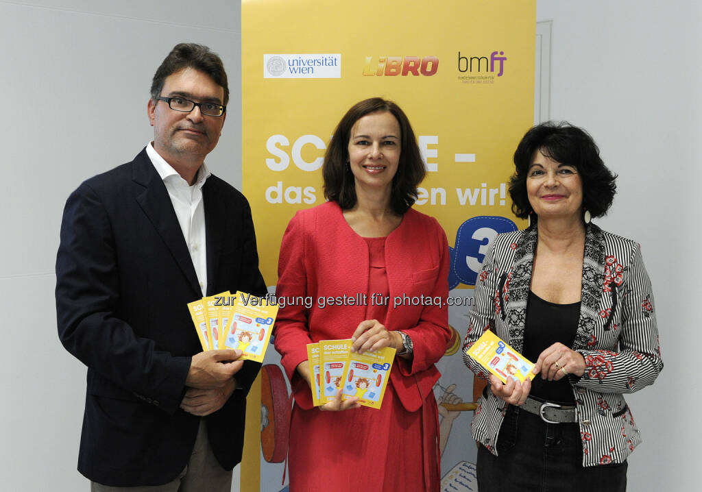 Martin Waldhäusl (Gf. Libro), BM Sophie Karmasin, Christiane Spiel (Universität Wien) : Bmfj, Universität Wien und Libro präsentieren dritten Teil der Ratgeberserie „Schule, das schaffen wir!“ : Unter dem Motto „Stärken stärken“ erarbeiten Kinder unter wissenschaftlicher Leitung Leitfaden, um Talente von Kindern optimal zu fördern : : © Fotograf: Regina Aigner/Fotocredit: BKA, © Aussendung (17.08.2015) 