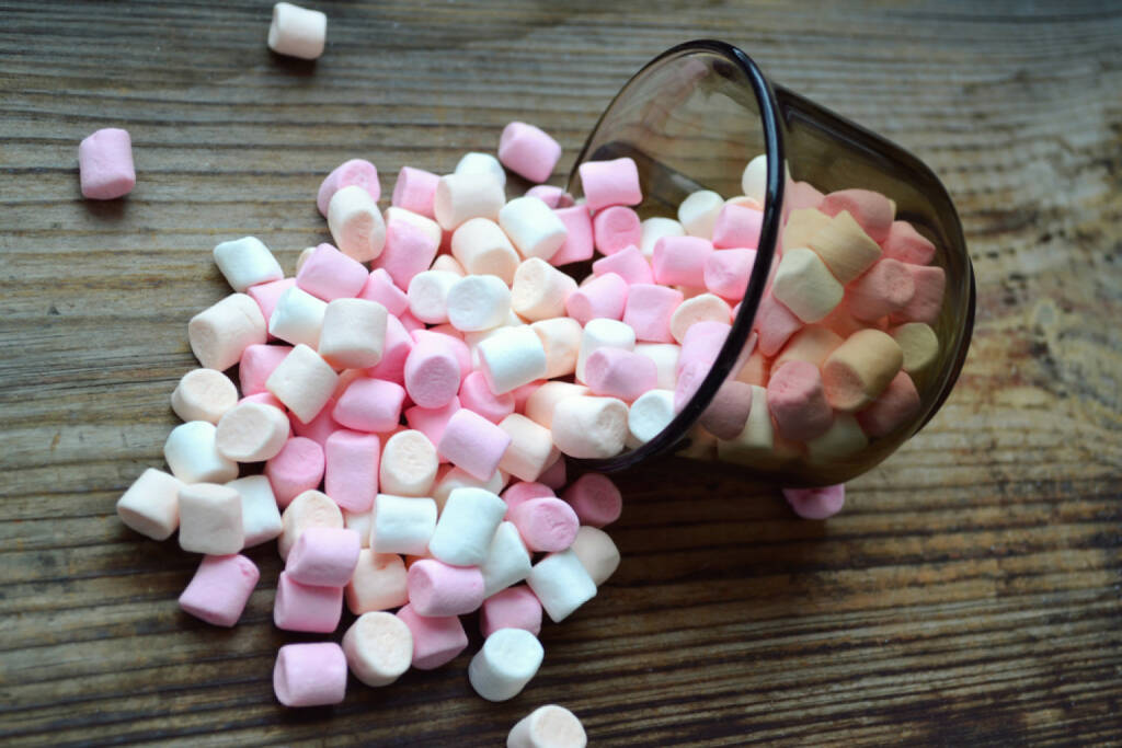 Marshmallows, Süßigkeiten, http://www.shutterstock.com/de/pic-242842762/stock-photo-lots-of-little-marshmallows-in-a-cup.html, © www.shutterstock.com (18.08.2015) 