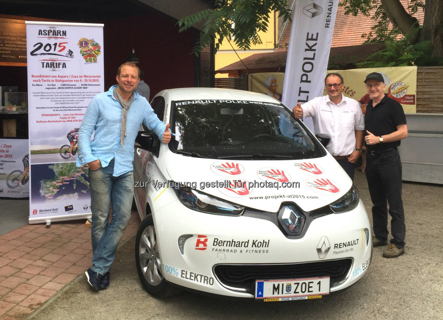  Michael Rosenberg (Intendant Filmhof Weinviertel), Thomas Polke (GF Autohaus Polke GmbH), Herbert Hawel (Lions Club Weinviertel Nord) : Michael Rosenberg unternimmt Soloradfahrt von Asparn nach Tarifa : Renault unterstützt Aktion „Ein langer Weg ans Licht“ : Elektroauto Renault ZOE begleitet Projekt auf allen Etappen : 3.500 Kilometer im Sattel, quer durch vier Länder auf zwei Rädern : Mit den Spendenerlösen will der ambitionierte Intendant des Filmhofs Weinviertel in Asparn die Kriminalprävention gegen sexuellen Missbrauch von Kindern stärken. Dazu zählt auch das Projekt Mein Körper gehört mir der Lions Österreich : © Martin Hesz