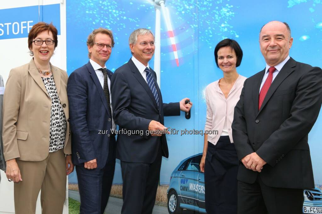 Theresia Vogel (GF Klima- und Energiefonds), Stefan Szyszkowitz (Vorstandsdir. EVN), Alois Stöger (BM für Verkehr, Innovation und Technologie), Elisabeth Engelbrechtsmüller-Strauss (CEO Fronius International GmbH), Manfred Leitner (Vorstandsdir. OMV Downstream) : bmvit und Klima- und Energiefonds eröffnen erste Power-to-Gas Anlage in Österreich : 100 kW-Pilotanlage am Standort der OMV Gasstation Auersthal : Mittels Elektrolyse wird Wasserstoff aus erneuerbaren Energiequellen erzeugt : Fotograf: Ludwig Schedl/Fotocredit: Klima- und Energiefonds/APA-Fotoservice/Schedl, © Aussendung (19.08.2015) 