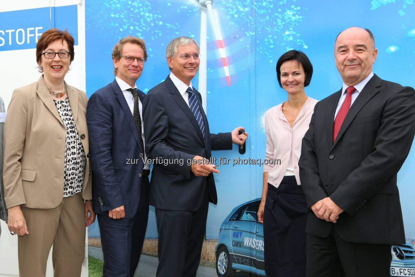 Theresia Vogel (GF Klima- und Energiefonds), Stefan Szyszkowitz (Vorstandsdir. EVN), Alois Stöger (BM für Verkehr, Innovation und Technologie), Elisabeth Engelbrechtsmüller-Strauss (CEO Fronius International GmbH), Manfred Leitner (Vorstandsdir. OMV Downstream) : bmvit und Klima- und Energiefonds eröffnen erste Power-to-Gas Anlage in Österreich : 100 kW-Pilotanlage am Standort der OMV Gasstation Auersthal : Mittels Elektrolyse wird Wasserstoff aus erneuerbaren Energiequellen erzeugt : Fotograf: Ludwig Schedl/Fotocredit: Klima- und Energiefonds/APA-Fotoservice/Schedl