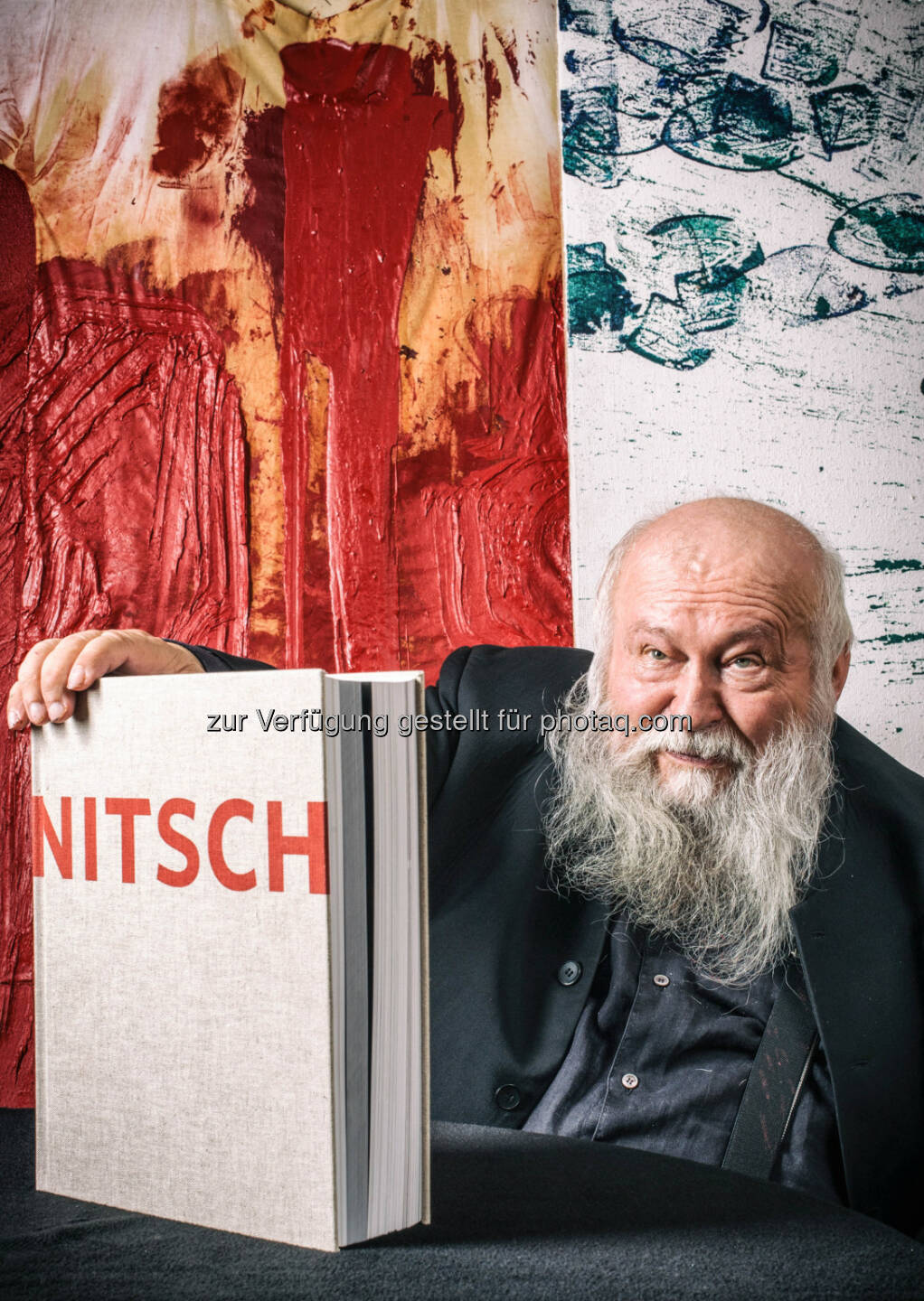 Hermann Nitsch präsentiert am 29. August erstmals seine umfassende Monografie im nitsch museum in Mistelbach –  ein 900 Seiten starkes Opus Magnum. Exakt am Tag seines 77. Geburtstages präsentiert Hermann Nitsch das erste umfassende Nachschlagewerk zu allen Bereichen seines Gesamtkunstwerkes, herausgegeben vom Verein Gesamtkunstwerk Nitsch und mit dem Kunstbuchverlag Walther König : © Jan Gott