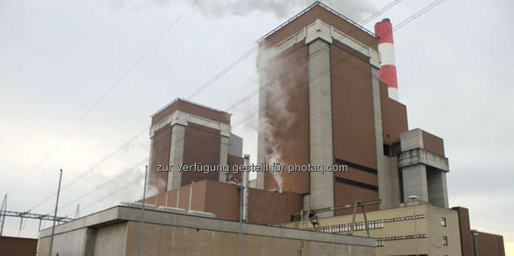 Verbund: Cathy Zimmermann mit den Höhenarbeitern am Kraftwerk Dürnrohr, © Verbund Blog (17.03.2013)