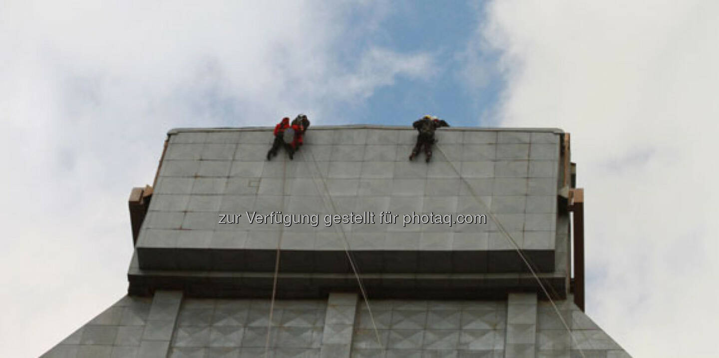 Verbund: Cathy Zimmermann mit den Höhenarbeitern am Kraftwerk Dürnrohr