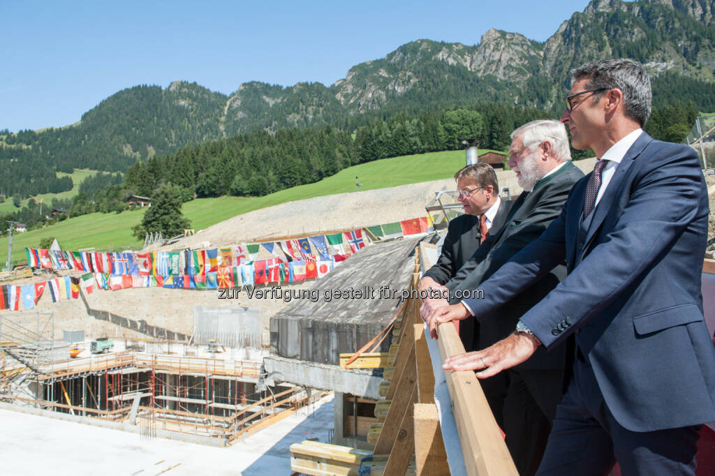 Günther Platter (Landeshauptmann Tirol), Franz Fischler (Präsident Europäisches Forums Alpbach), Arno Kompatscher (Landeshauptmann Südtirol) : Europäisches Forum Alpbach 2015 startet mit Maßnahmenkatalog zur Integration : Landeshauptleute der Europaregion Tirol-Südtirol-Trentino eröffnen Europäisches Forum Alpbach 2015 : © Luiza Puiu/Europäisches Forum Alpbach, © Aussender (23.08.2015) 