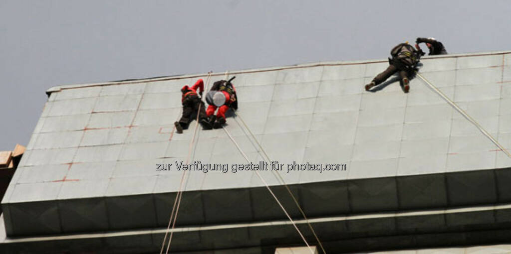 Verbund: Cathy Zimmermann mit den Höhenarbeitern am Kraftwerk Dürnrohr, © Verbund Blog (17.03.2013) 