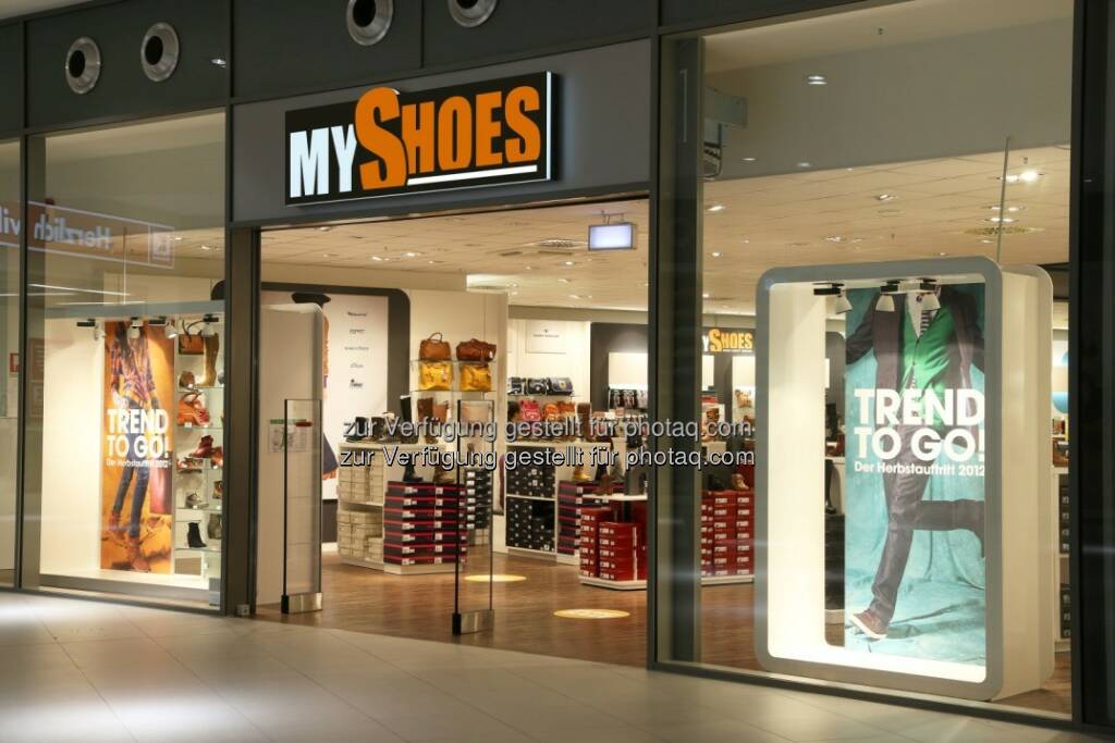 MyShoes kommt nach Österreich : Drei Filialeröffnungen im Jahr 2015 : Der deutsche Schuheinzelhändler MyShoes startet jetzt auch in Österreich. Anfang September eröffnet das Unternehmen seine ersten beiden Filialen in Neusiedl und Wiener Neustadt. Für Ende Oktober steht die Eröffnung einer Filiale in Wiener Neudorf an. Das Sortiment setzt auf ein breites Spektrum von Markenschuhen, ergänzt durch hochwertige Eigenmarken zu einem sehr guten Preis-Leistungs-Verhältnis. MyShoes ist ein Unternehmen der Deichmann-Gruppe : © myshoes, © Aussender (24.08.2015) 