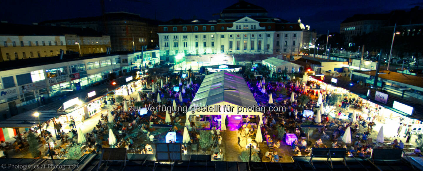 Heumarkt, SandintheCity bei Nacht : Food, Wine, Beer & More Festival“ @ SandintheCity : Das jährlich geplante Food, Wine, Beer & More-Genussfestival feiert vom 2. bis 5. September bei freiem Eintritt Premiere bei SandintheCity, Wiens Beachclub am Heumarkt : © Rabih Ayache/Fotocredit: Heumarkt Veranstaltungs GmbH