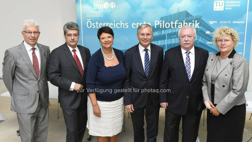 Klaus Pseiner (FFG), Wolfgang Hesoun (Vorstandsvorsitzender Siemens Österreich), Renate Brauner (Wirtschaftsstadträtin), Alois Stöger (Bundesminister), Michael Häupl (Bürgermeister); Sabine Seidler (Rektorin TU) : Pressekonferenz anlässlich der Eröffnung Österreichs erster Pilotfabrik in der Seestadt Aspern : Das bmvit und die TU-Wien eröffnen die erste Pilotfabrik für Industrie 4.0 : Fotograf: Johannes Zinner/Fotocredit: Bmvit / Johannes Zinner, © Aussendung (24.08.2015) 