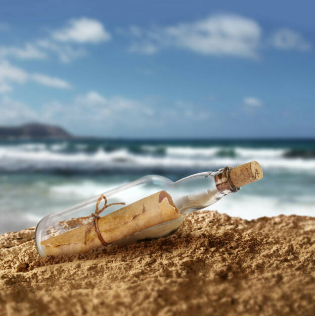 Flaschenpost, Nachricht, Flasche, Post, langsam, ewig, http://www.shutterstock.com/de/pic-213272527/stock-photo-message-in-the-bottle-on-island-seashore-beach-sand.html, © www.shutterstock.com (24.08.2015) 