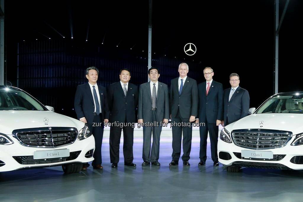 Xu Heyi (2.v.l., Chairman), Hubertus Troska (3. v. r., Vorstandsmitglied Daimler AG, verantwortl. f. Greater China): Daimler feiert zehn Jahre lokale Produktion von Personenwagen in Peking © Daimler AG, © Aussendung (24.08.2015)