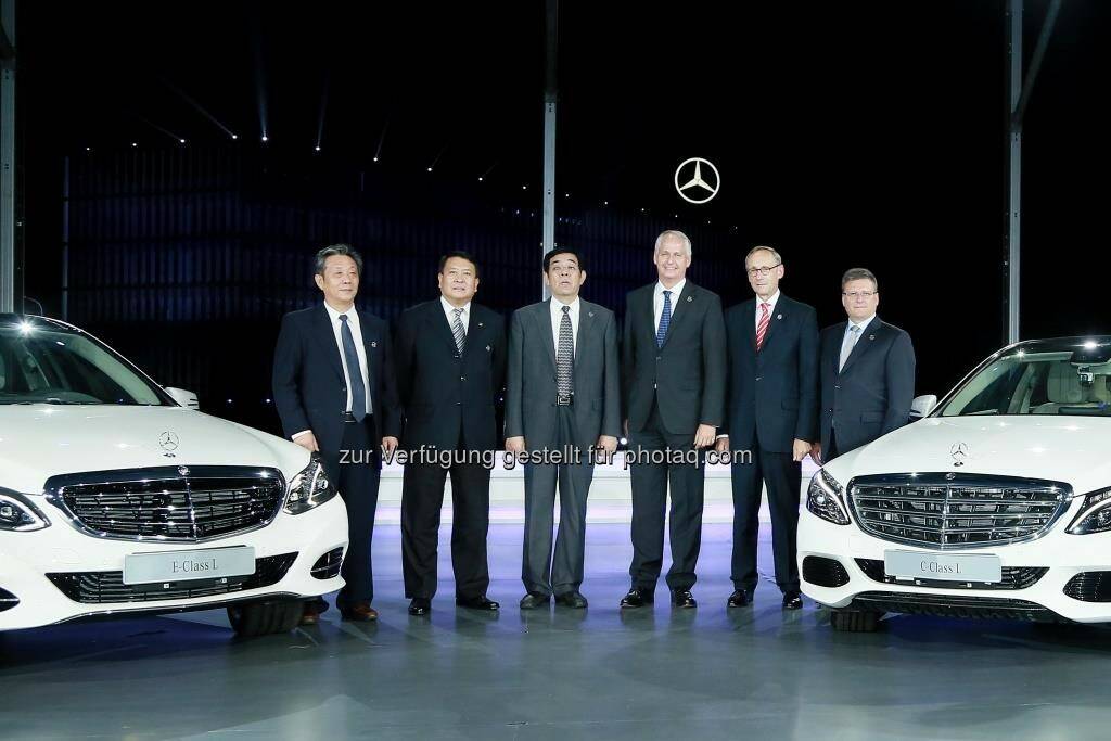 Xu Heyi (2.v.l., Chairman), Hubertus Troska (3. v. r., Vorstandsmitglied Daimler AG, verantwortl. f. Greater China): Daimler feiert zehn Jahre lokale Produktion von Personenwagen in Peking © Daimler AG, © Aussendung (24.08.2015) 