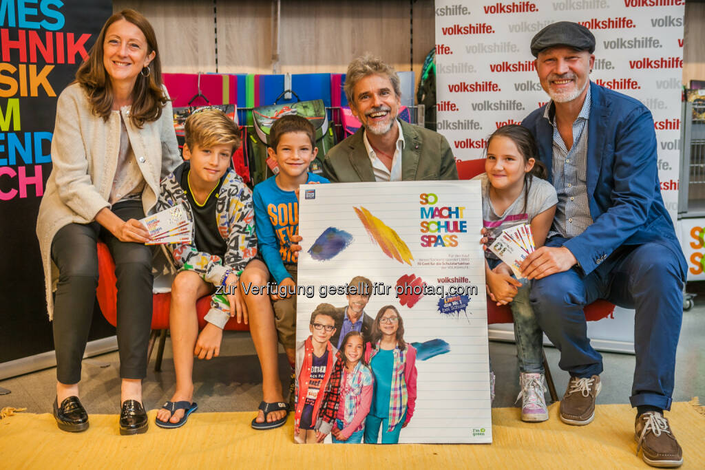 Brigitte Wiebach (Head of Category Management & Marketing Libro), Thomas Brezina, Erich Fenninger (Direktor Volkshilfe Österreich) mit Volksschulkindern : Volkshilfe und Libro: Auftakt zur Schulstartaktion mit Thomas Brezina : Volkshilfe vergibt Libro Gutscheine im Wert von 60.000,- Euro an benachteiligte Familien : © Philipp Lipiarski / www.lipiarski.com/Fotocredit: Volkshilfe Österreich, © Aussender (25.08.2015) 