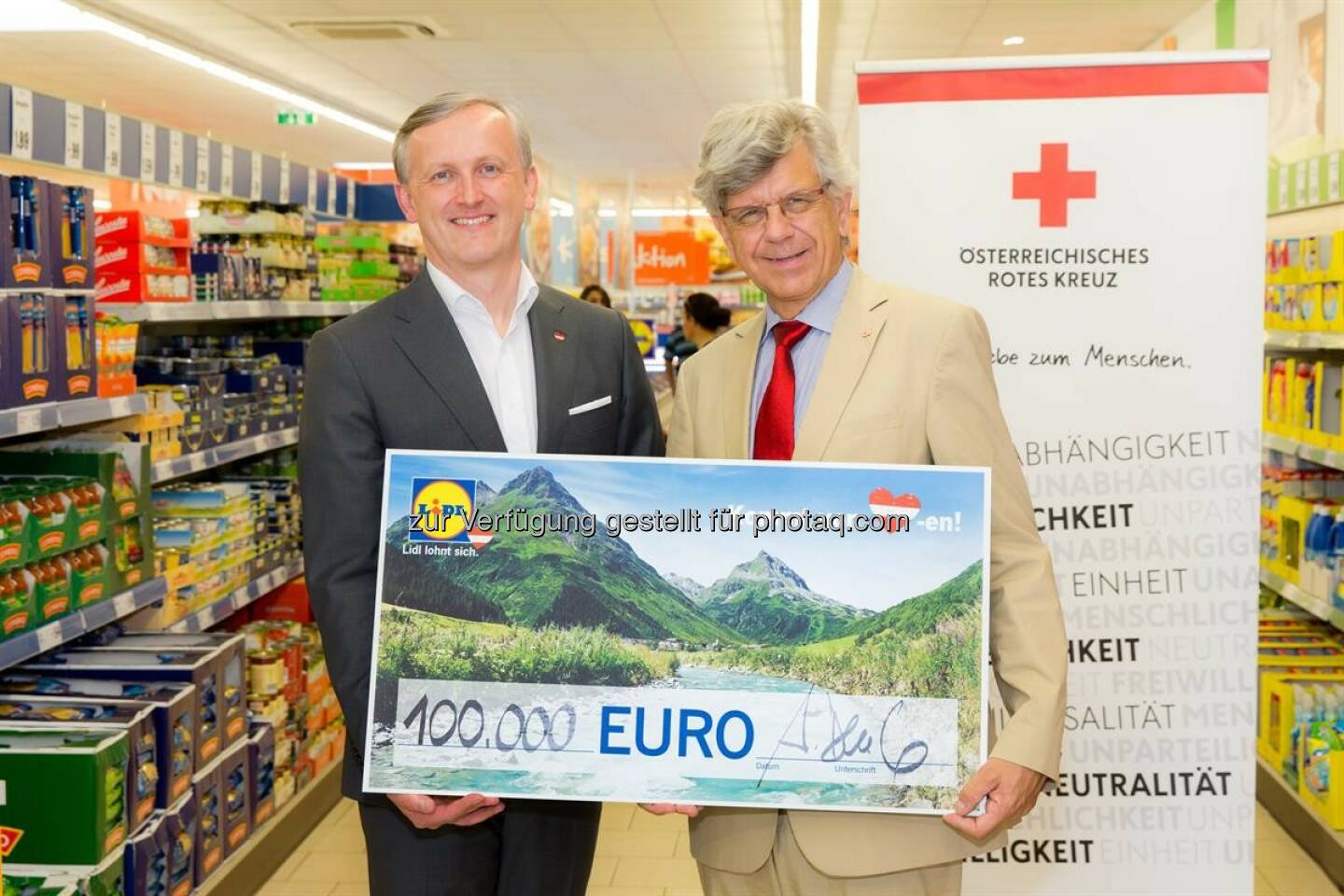 Alexander Deopito (Vorsitzender der Geschäftsleitung von Lidl Österreich), Werner Kerschbaum (Generalsekretär des Österreichischen Roten Kreuzes) : Lidl Österreich spendet erneut 100.000 Euro an die „Kinderburg Rappottenstein“ und setzt ein starkes Zeichen der Solidarität und unterstützt einmal mehr die Arbeit des Österreichischen Roten Kreuzes : © Lidl Österreich