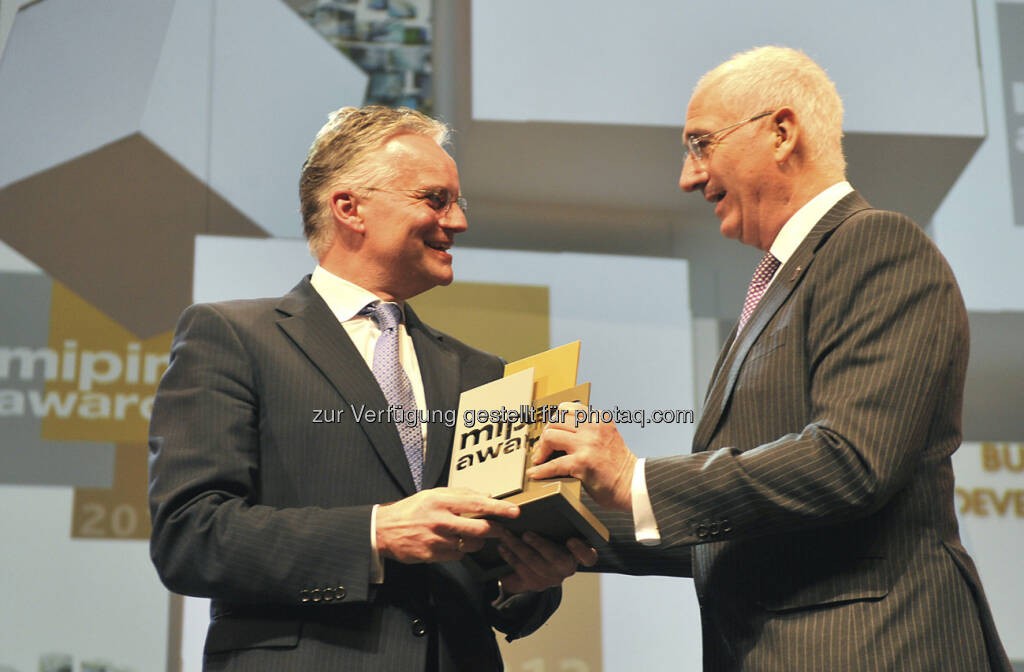Wolfgang Schäfers, CEO IVG, erhält Mipim Award für The Squaire von Alan Collet, Jurymitglied - http://www.thesquaire.com (18.03.2013) 