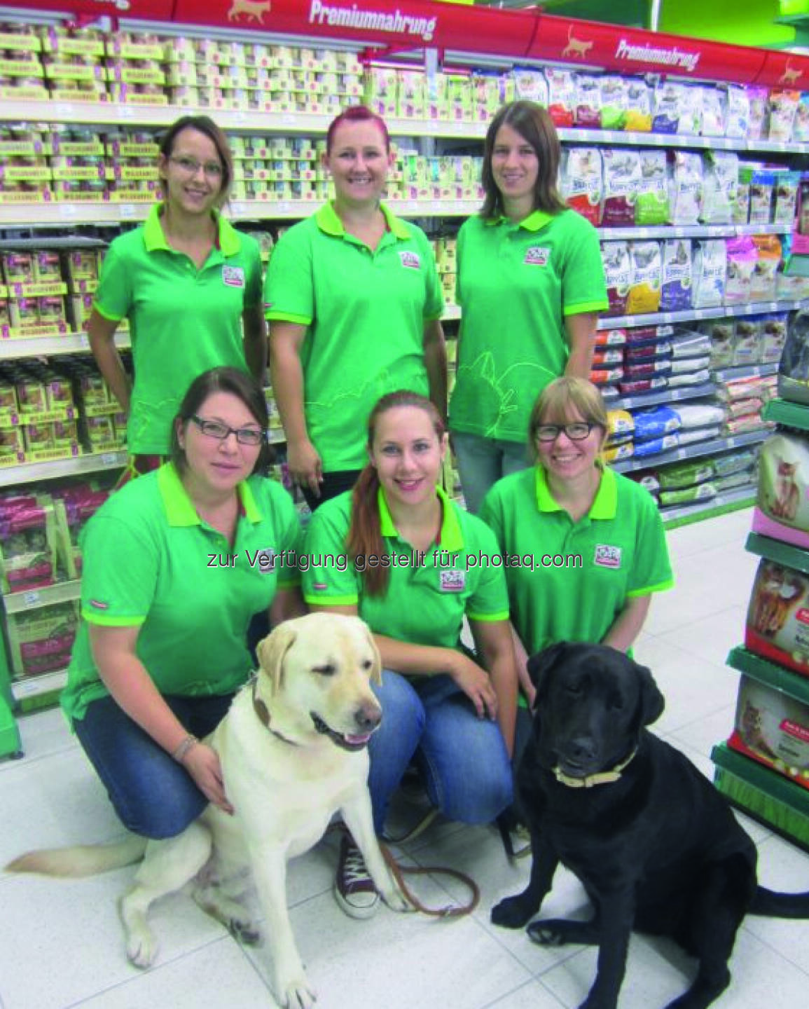 Katja Schneider (Filialleiterin, erste Reihe Mitte) mit ihrem Filialteam und den Hunden Amy und Spike : Fressnapf eröffnet sein 120. Filiale, und zwar die 17. Filiale in der Steiermark, in Gleisdorf auf 500m² : (c) Fressnapf